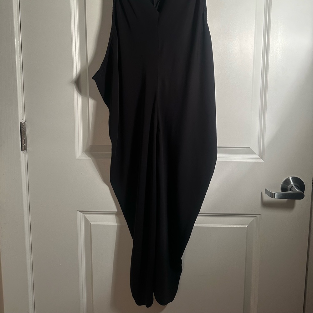 Elegant Black Sleeveless Blouse - Picture 2 of 5
